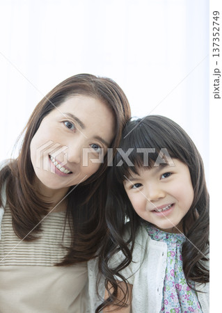 笑顔で寄り添う祖母と孫 笑顔で寄り添う祖母と孫 137352749