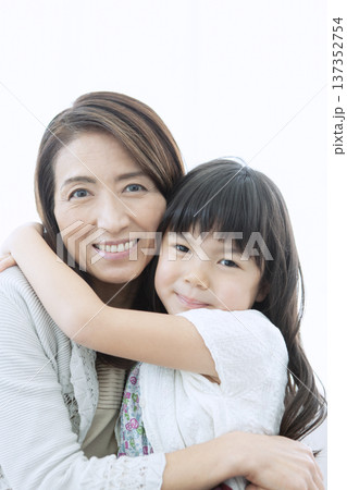 笑顔で寄り添う祖母と孫 137352754