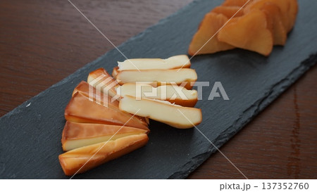 燻製チーズといぶりがっこ 燻製チーズといぶりがっこ 137352760