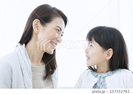 見つめ合う祖母と孫 見つめ合う祖母と孫 137352761