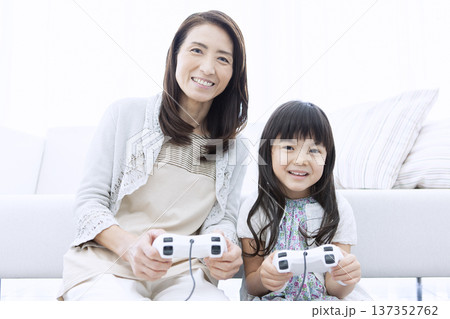 テレビゲームをする祖母と孫 137352762