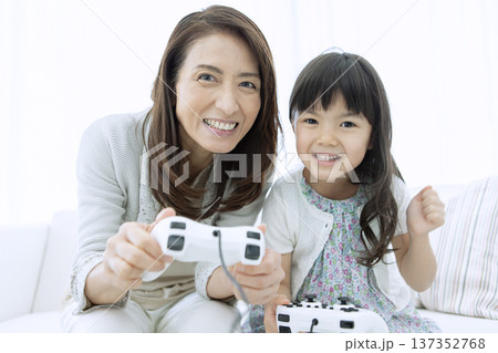 テレビゲームをする祖母と孫 テレビゲームをする祖母と孫 137352768
