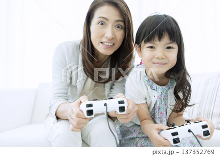 テレビゲームをする祖母と孫 テレビゲームをする祖母と孫 137352769