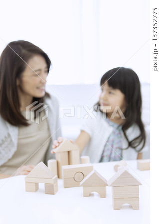 積み木で遊ぶ祖母と孫 137352775