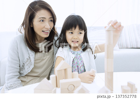 積み木で遊ぶ祖母と孫 137352778