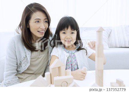積み木で遊ぶ祖母と孫 137352779