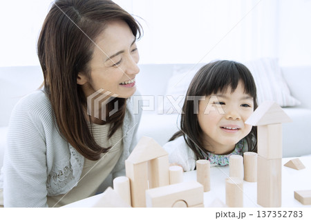 積み木で遊ぶ祖母と孫 137352783