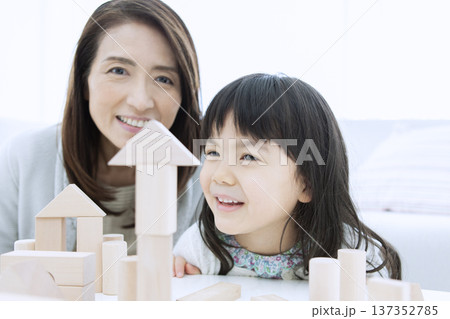 積み木で遊ぶ祖母と孫 137352785