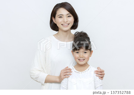 笑顔で寄り添う母親と娘 笑顔で寄り添う母親と娘 137352788