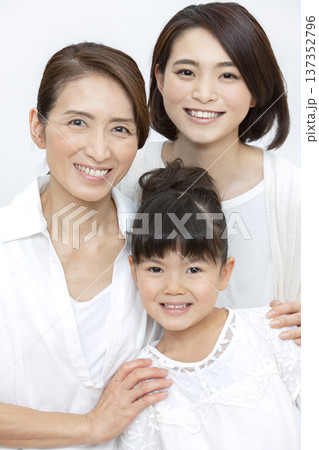 笑顔の３世代家族のポートレート 137352796