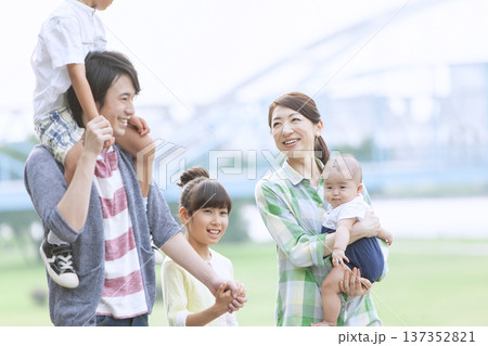 子供と散歩する家族 子供と散歩する家族 137352821