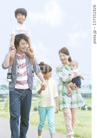 子供と散歩する家族 137352826