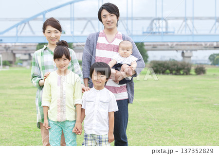 5人家族のポートレート 5人家族のポートレート 137352829