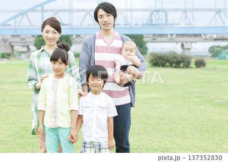 ５人家族のポートレート 137352830