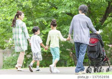 公園を散歩する家族 137352856