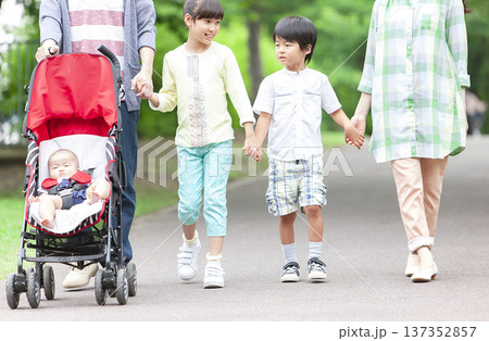 公園を散歩する家族 公園を散歩する家族 137352857