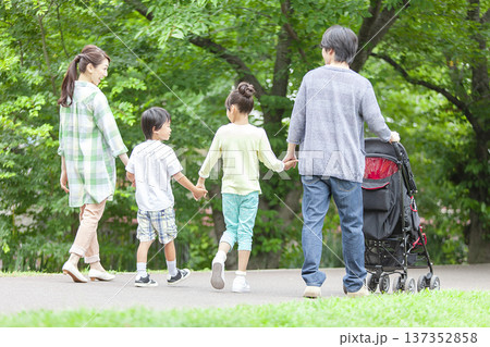 公園を散歩する家族 公園を散歩する家族 137352858