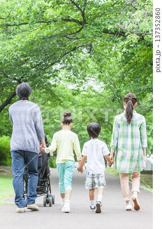 公園を散歩する家族 137352860