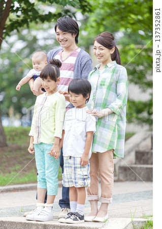 ５人家族のポートレート 137352861