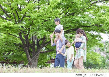 公園を散歩する家族 公園を散歩する家族 137352862