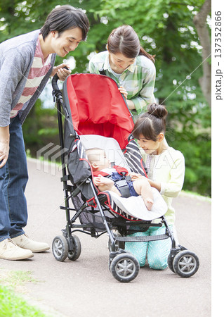 公園を散歩する家族 137352866