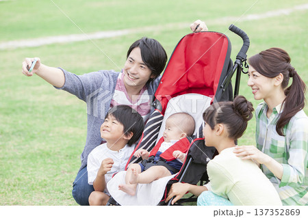 スマートフォンで写真を撮る家族 137352869