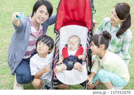 スマートフォンで写真を撮る家族 137352870