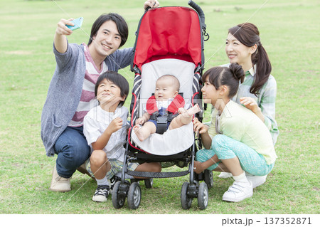 スマートフォンで写真を撮る家族 137352871