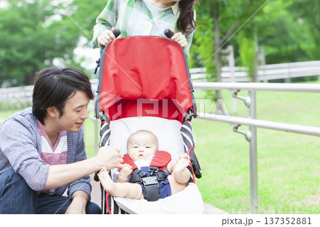 赤ちゃんと散歩する家族 赤ちゃんと散歩する家族 137352881