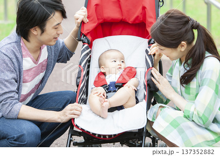赤ちゃんと散歩する家族 赤ちゃんと散歩する家族 137352882