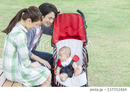 赤ちゃんと散歩する家族 137352884