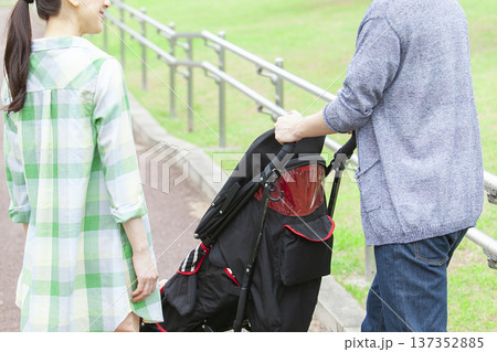 ベビーカーを押す夫婦 137352885