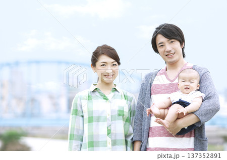 赤ちゃんを抱く家族 137352891