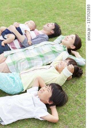 芝生に寝転ぶ家族 芝生に寝転ぶ家族 137352893