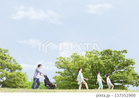 公園を歩く家族 公園を歩く家族 137352900