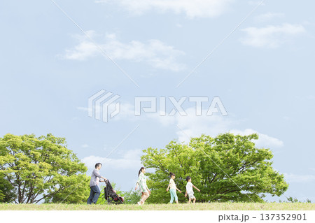 公園を歩く家族 公園を歩く家族 137352901