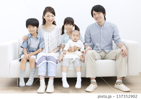 ソファに座る家族 137352902