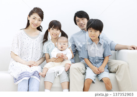 ソファに座る家族 137352903