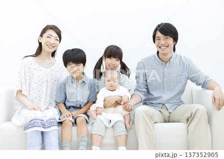 ソファに座る家族 137352905