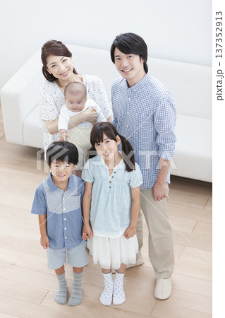 ５人家族のポートレート 137352913