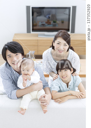 ソファで寛ぐ家族 137352920