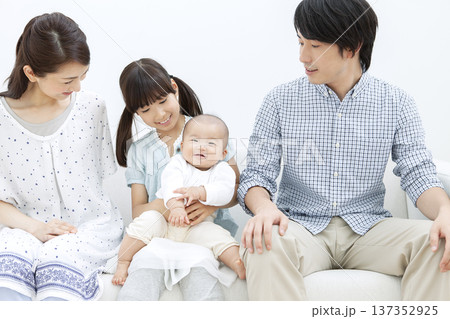 ソファで寛ぐ家族 137352925