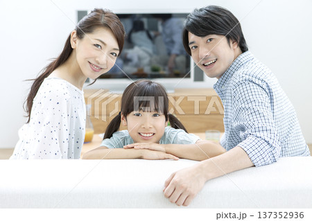 ソファで寛ぐ家族 137352936
