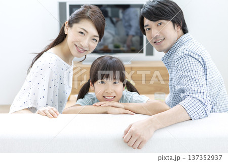 ソファで寛ぐ家族 ソファで寛ぐ家族 137352937