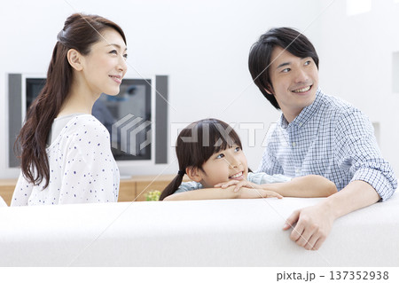 ソファで寛ぐ家族 137352938