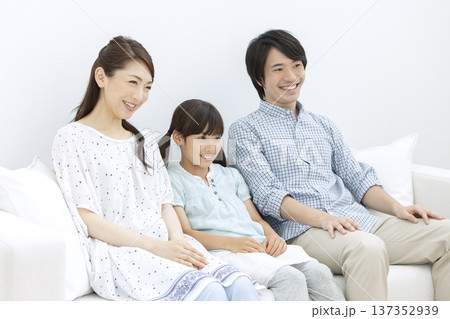 ソファで寛ぐ家族 137352939