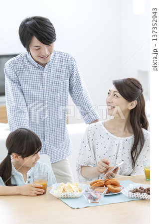 お菓子を食べる家族 137352943