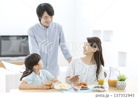 お菓子を食べる家族 お菓子を食べる家族 137352945
