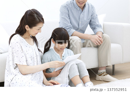 リビングでタブレットを操作する家族 137352951