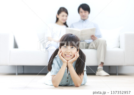 床に寝転ぶ子供と家族 137352957
